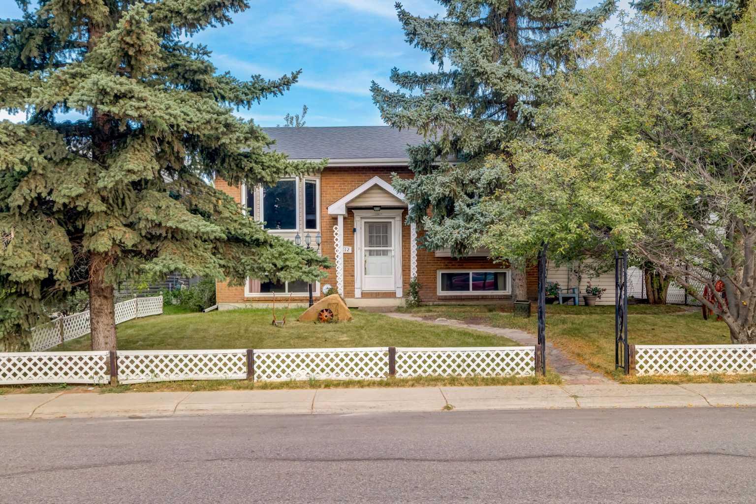 1812 Meadowbrook Dr SE, Airdrie, AB T4A 1V4