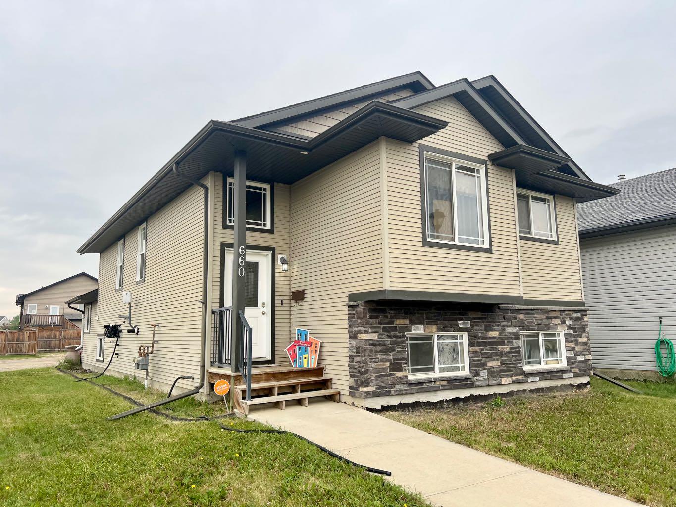 660 Red Oak Close, Springbrook, AB T4S 0B5
