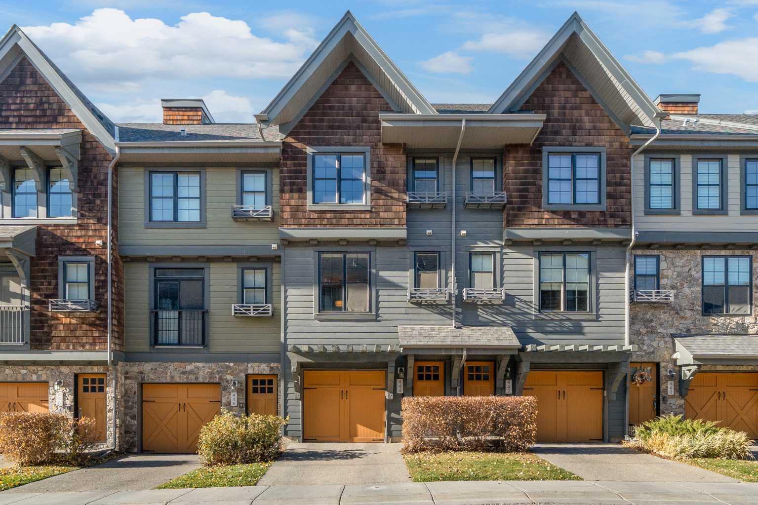 444 Ascot Cir SW, Calgary, AB T3H 0X3