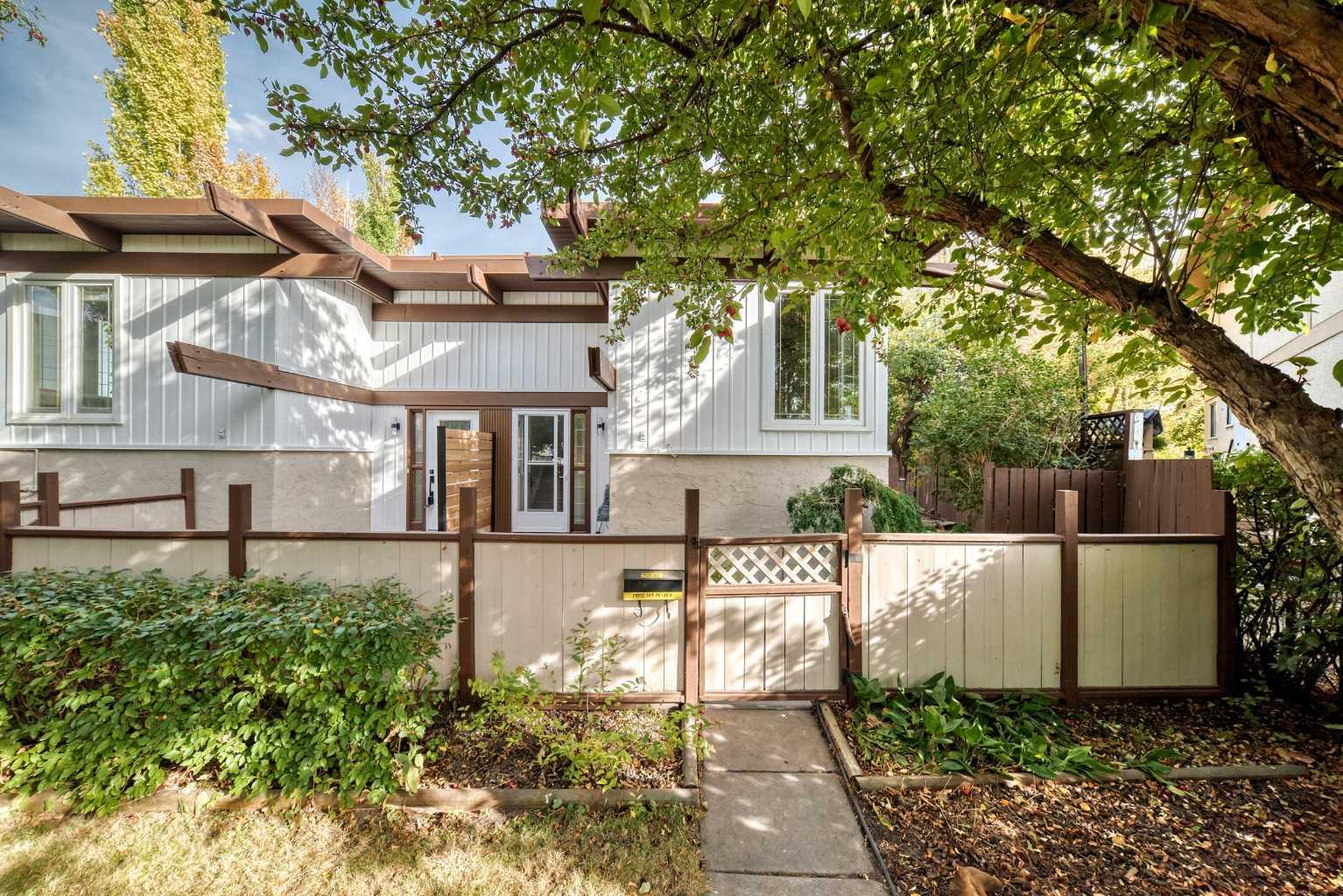 15 Arlington Bay SE, Calgary, AB T2H 2B2