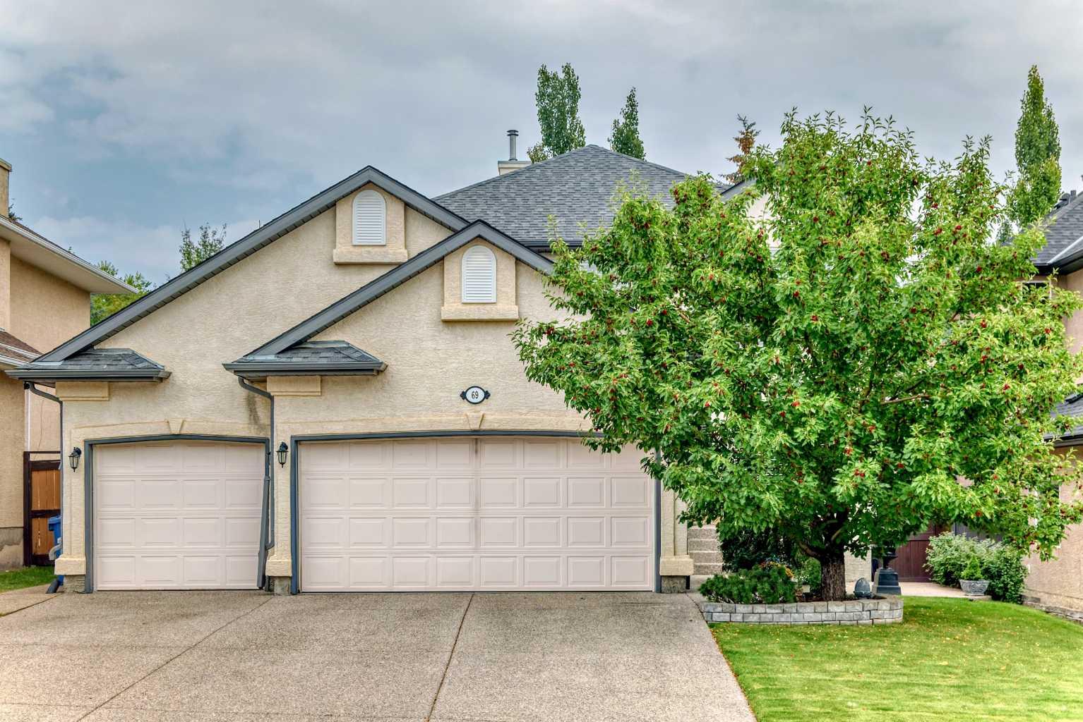 69 Simcoe Close SW, Calgary, AB T3H 4N4