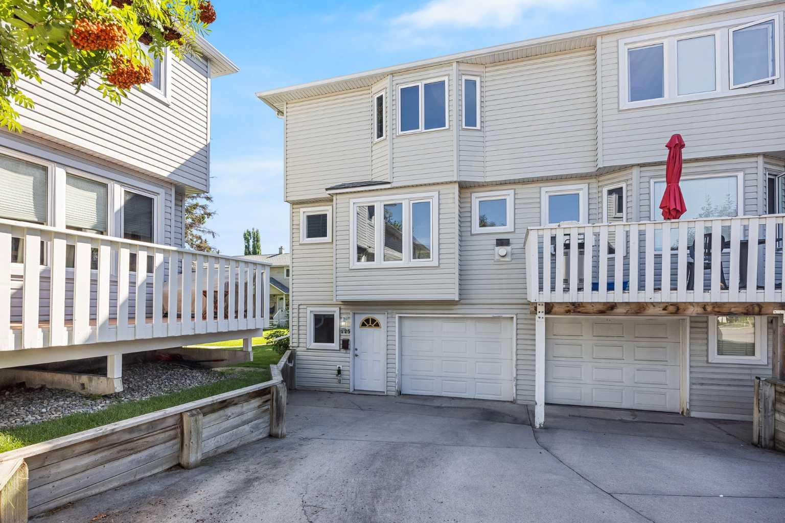 225 Killarney Glen Ct SW, Calgary, AB T3E 7H4
