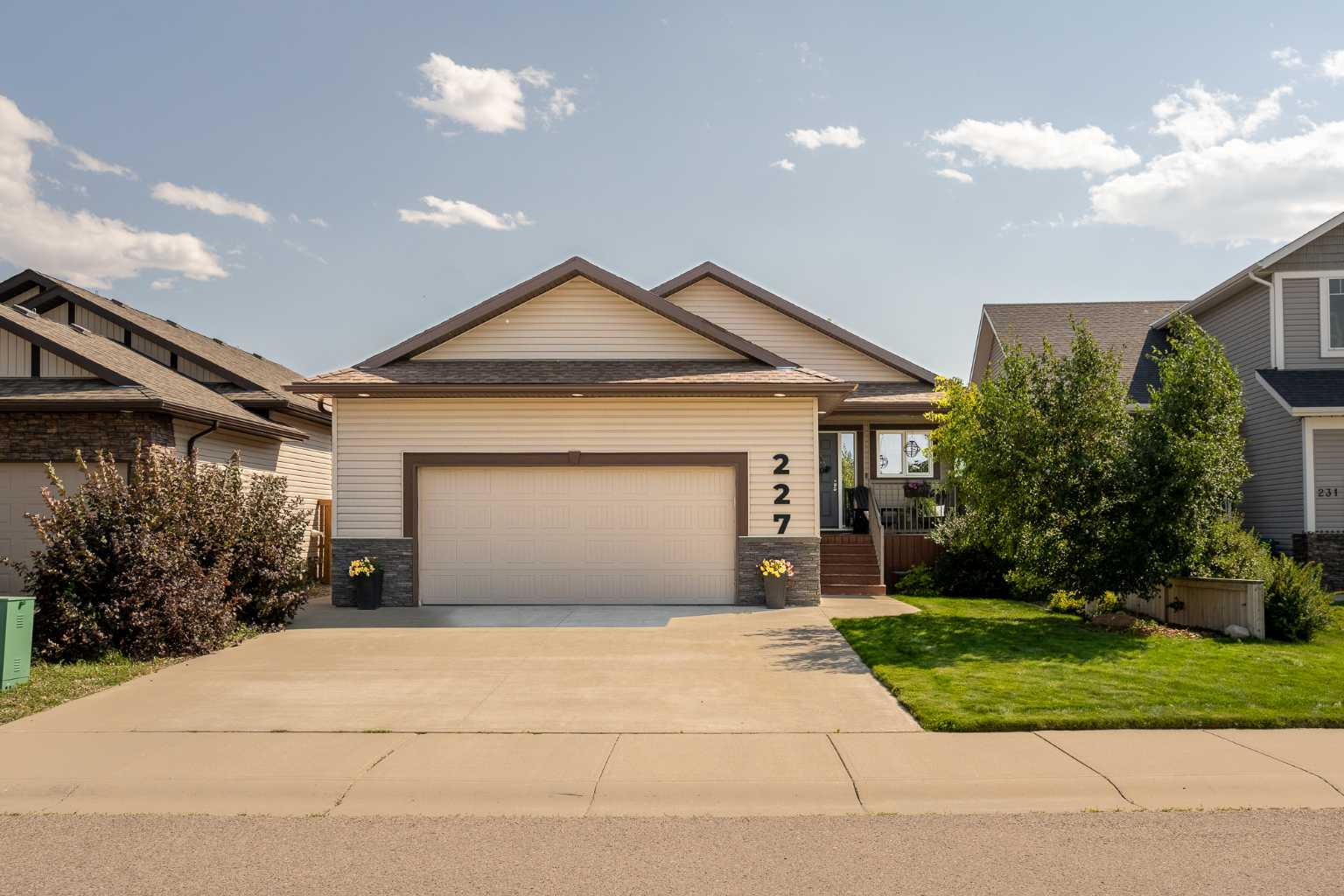 227 Mt Sundial Ct W, Lethbridge, AB T1J 5C2