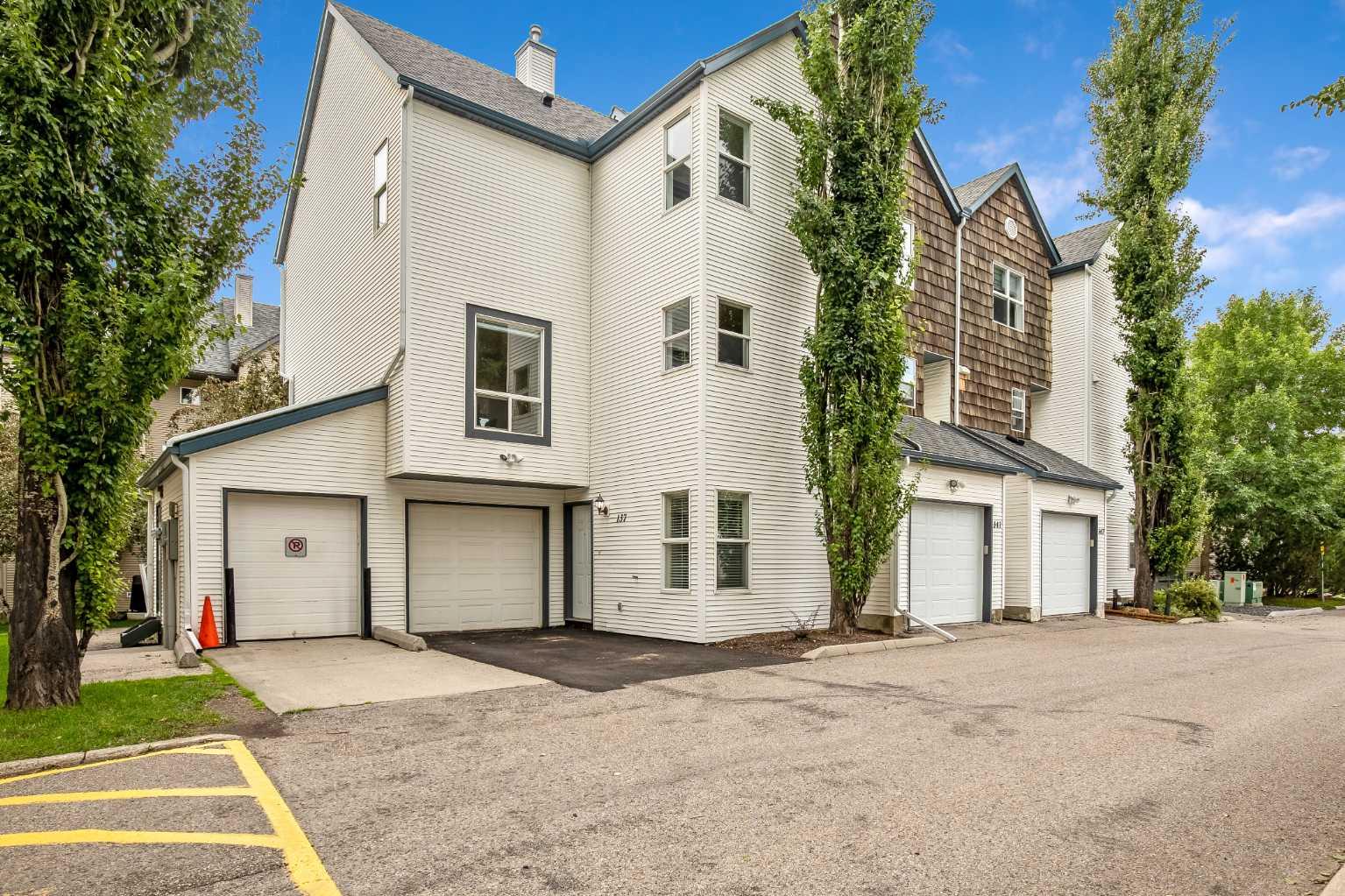 137 Bridlewood Ln SW, Calgary, AB T2Y 3X8