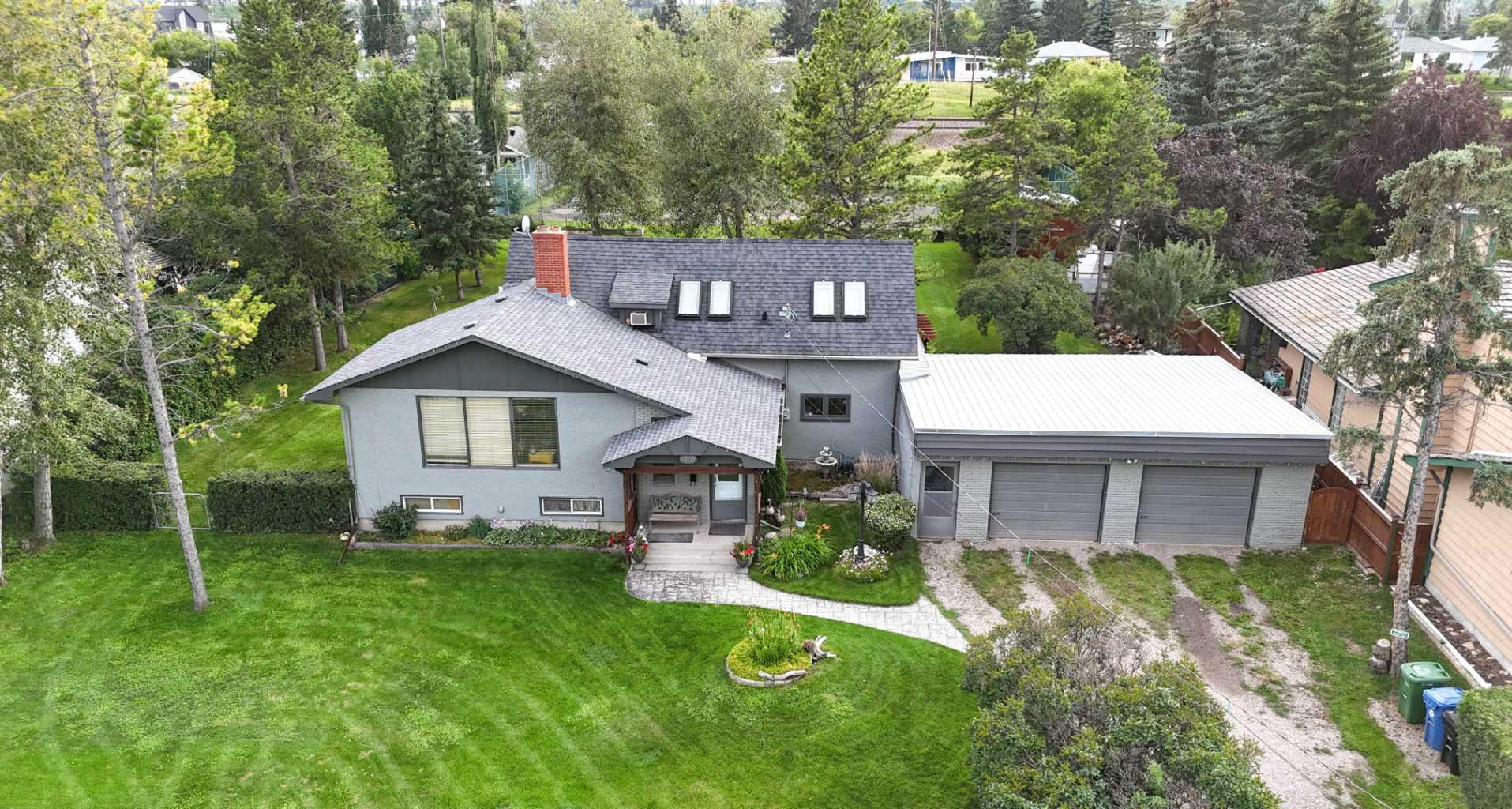 6807 Bow Cres NW, Calgary, AB T3B 2C9