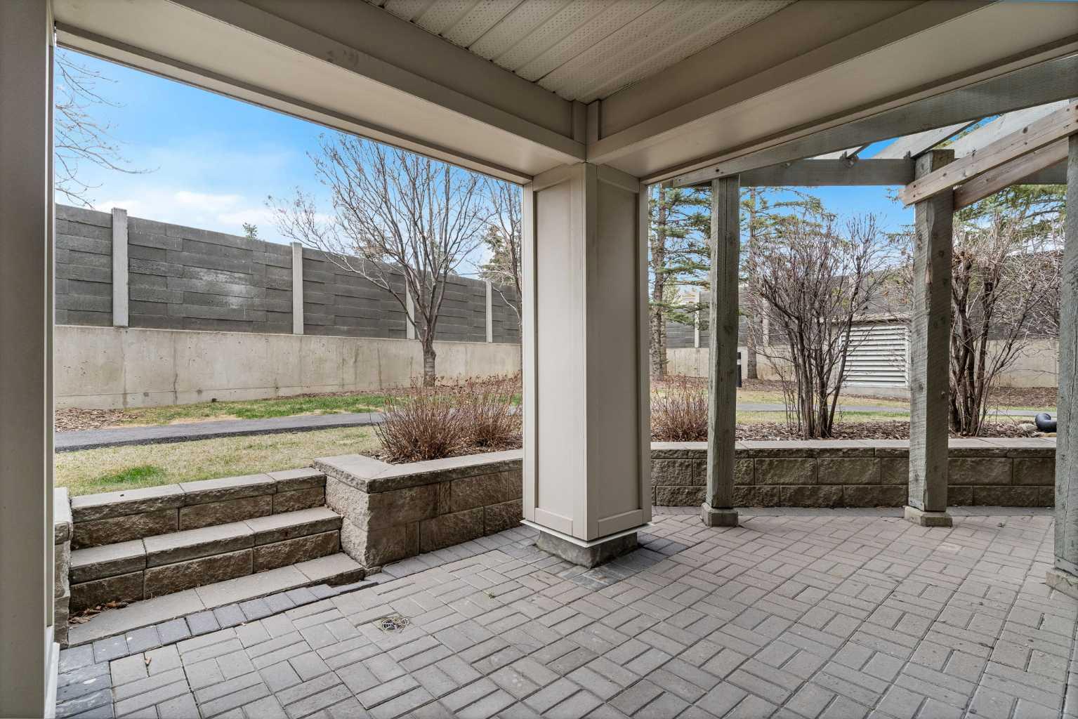 35 Richard Court Sw Unit 113, Calgary, AB T3E 7N9