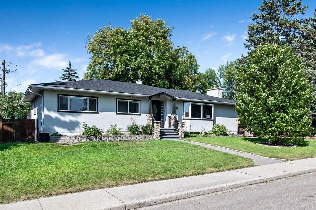 41 Mackay Dr SW, Calgary, AB T2V 2A4