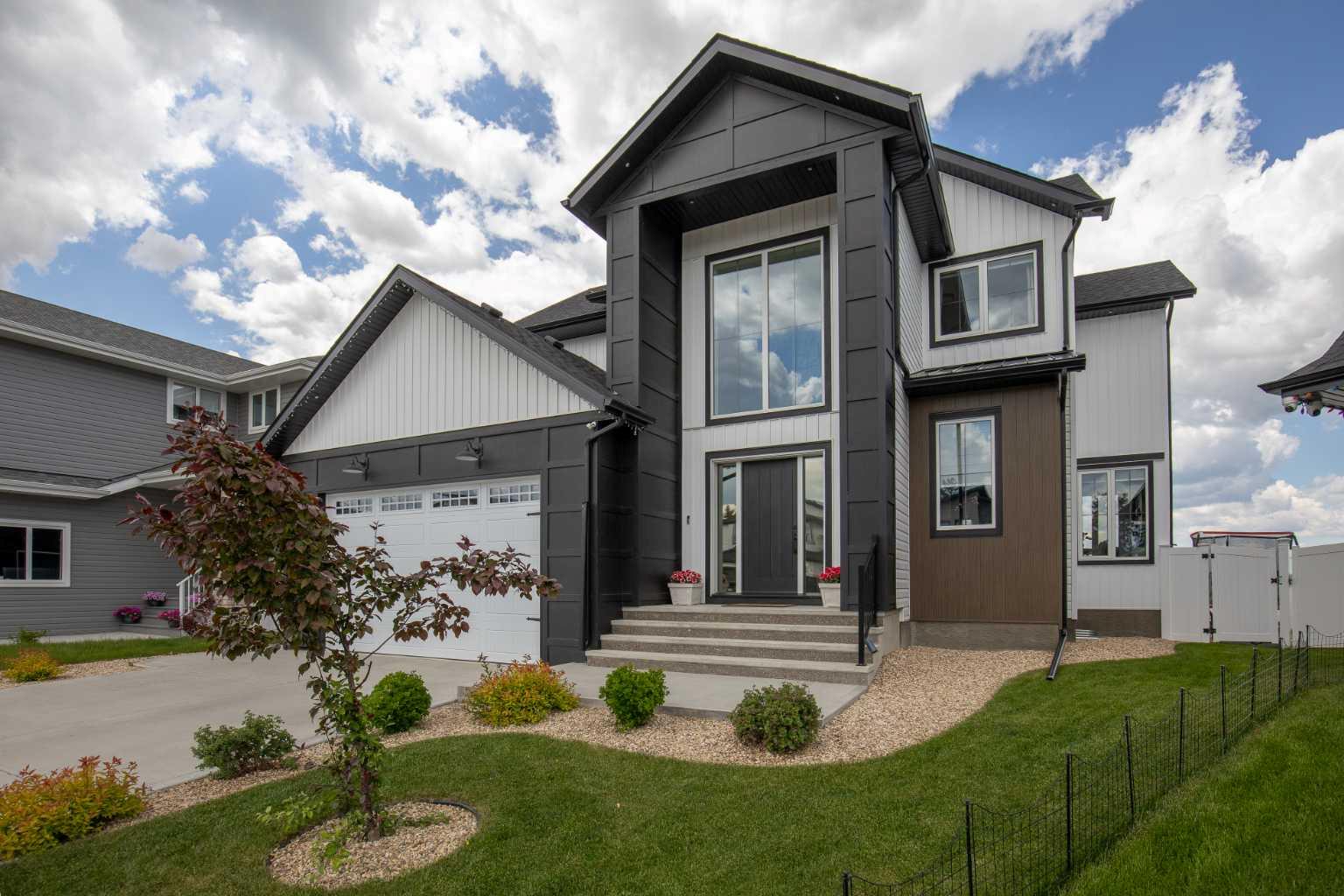 8 Cameron Ct, Lacombe, AB T4L 0K3