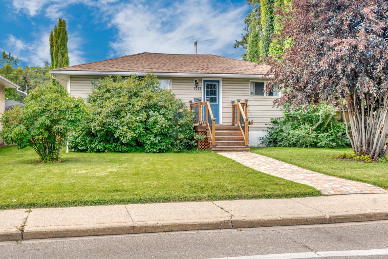 8319 Bowness Rd, Calgary, AB T3B 0H5