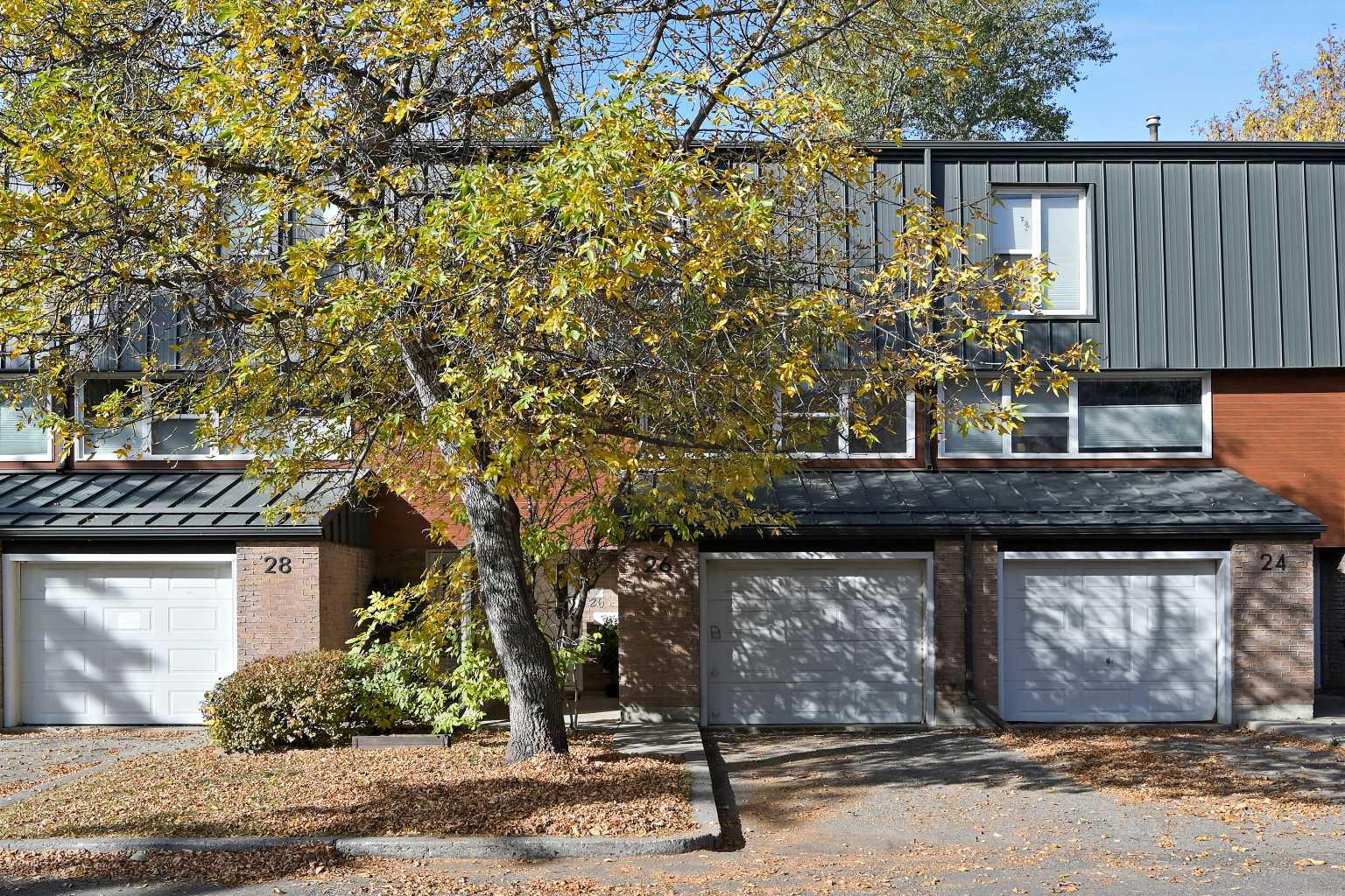 26 Brae Glen Ct SW, Calgary, AB T2W 1B6