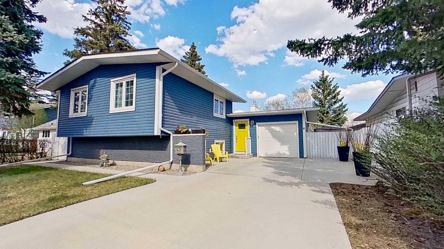 2932 Lathom Cres SW, Calgary, AB T3E 5W7
