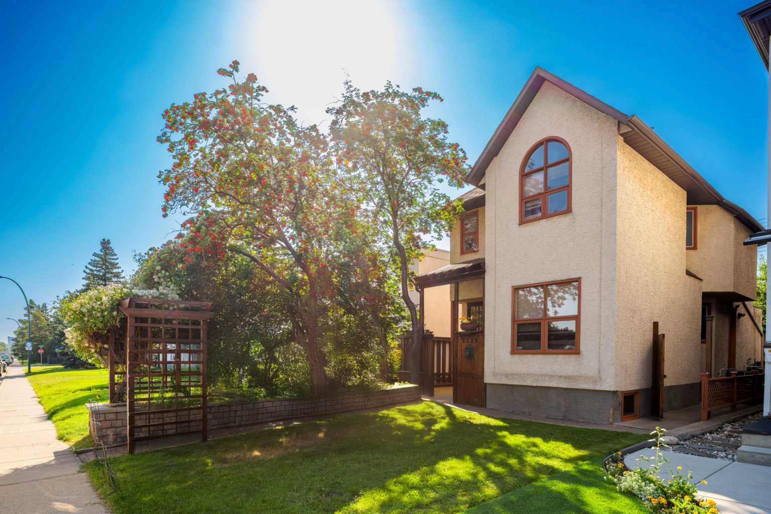 2219 Westmount Rd NW, Calgary, AB T2N 3N5