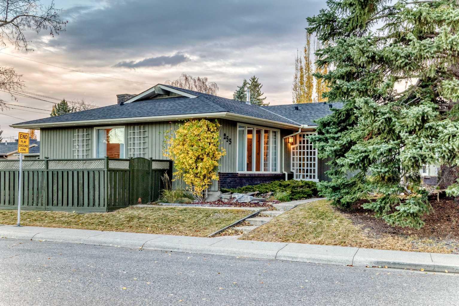 255 Parkwood Close SE, Calgary, AB T2J 3V8