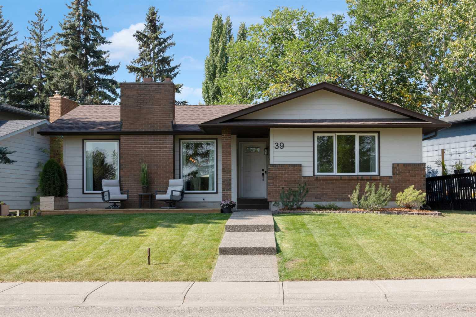 39 Midpark Close SE, Calgary, AB T2X 1N9