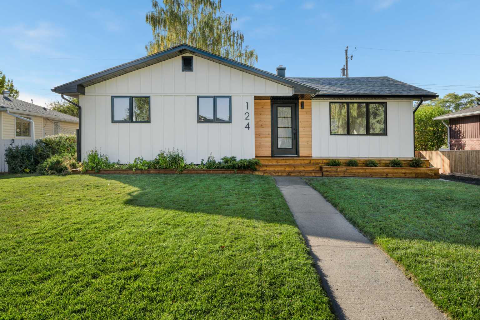 124 Gainsborough Dr SW, Calgary, AB T3E 4W9