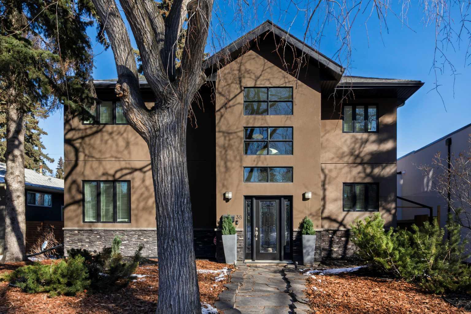 38 Lissington Dr SW, Calgary, AB T3E 5E1