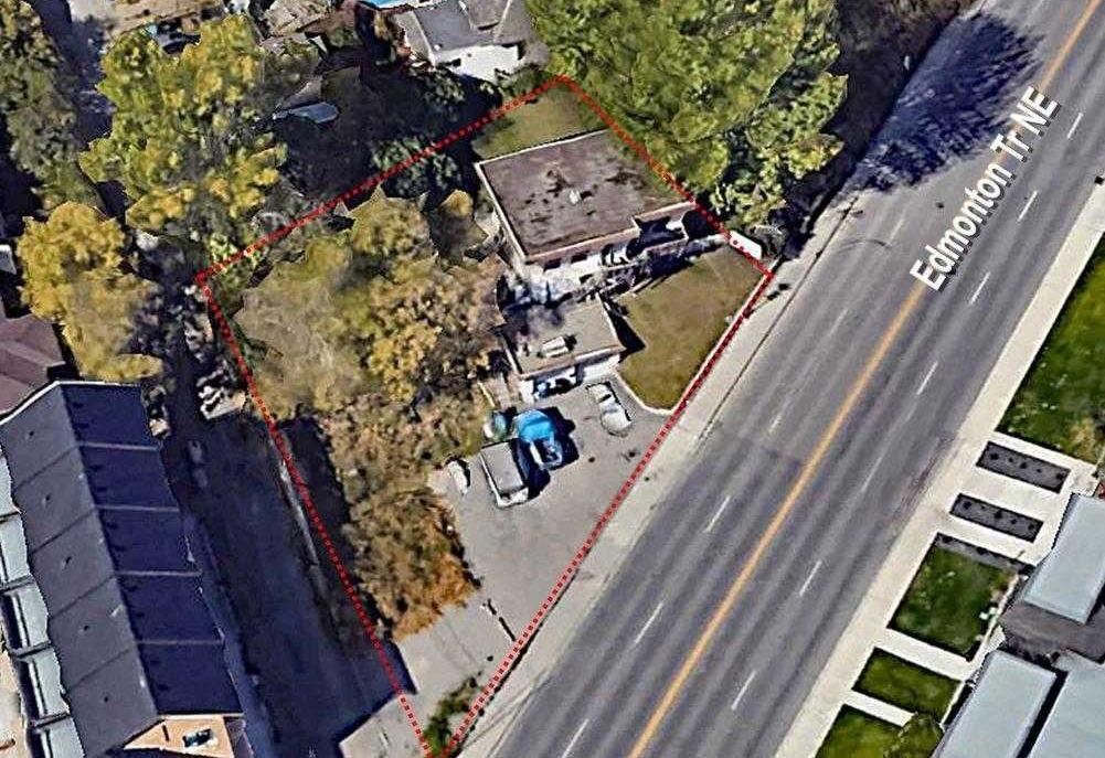 411 Edmonton Trl NE, Calgary, AB T2E 3S5