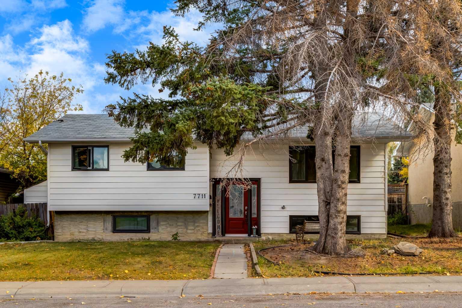 7711 Bowcliffe Cres NW, Calgary, AB T3B 2S5