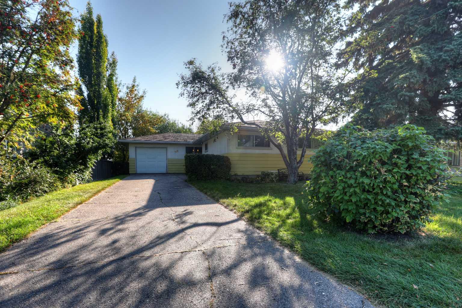 146 Wedgewood Dr SW, Calgary, AB T3C 3G8