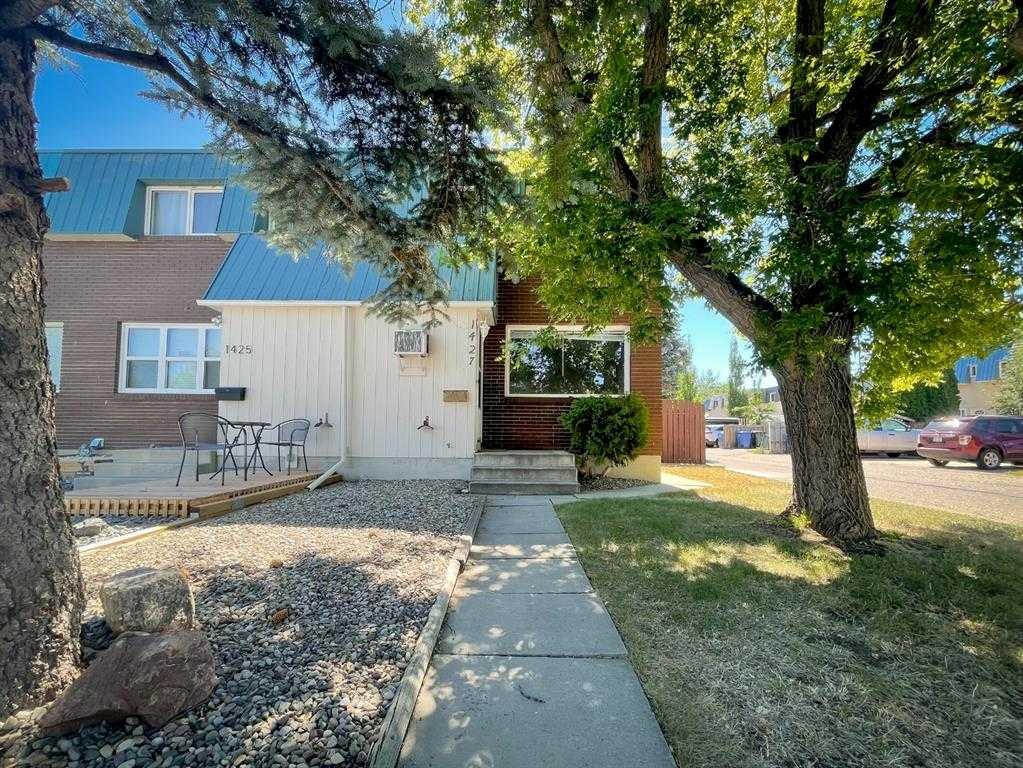 1427 Lakemount Blvd S, Lethbridge, AB T1K 3K3