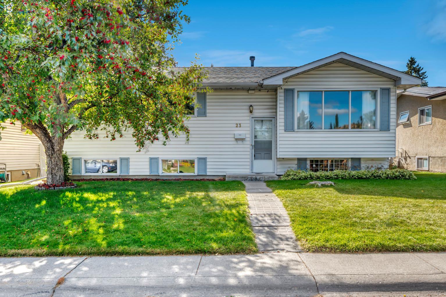 23 Brazeau Cres SW, Calgary, AB T2W 0Z2
