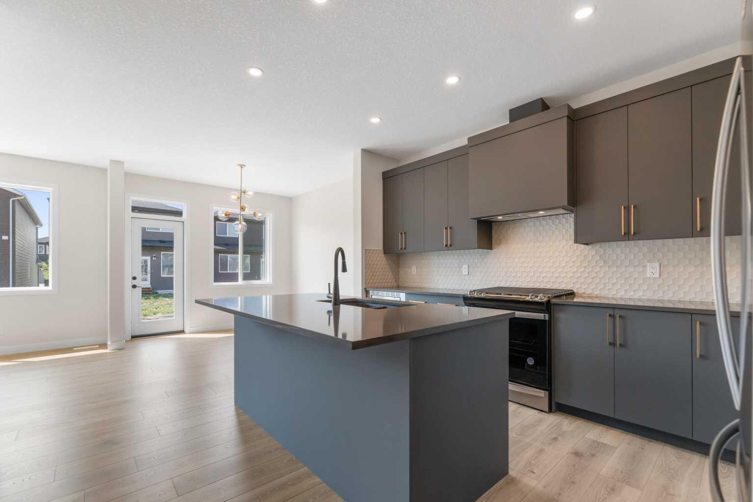 35 Corner Glen Common NE, Calgary, AB T3N 2L4
