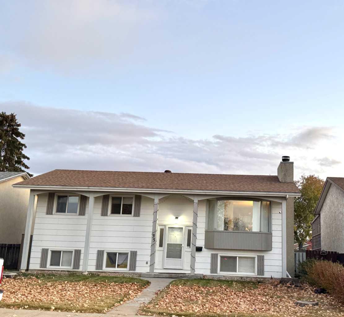35 Oak St, Red Deer, AB T4P 1R8