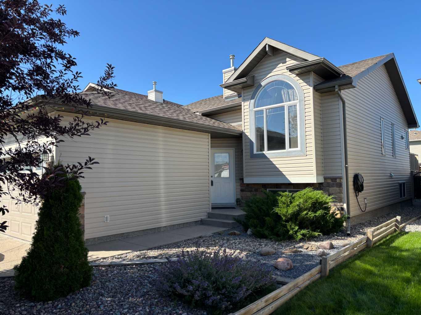 208 Silkstone Bay W, Lethbridge, AB T1J 2A2