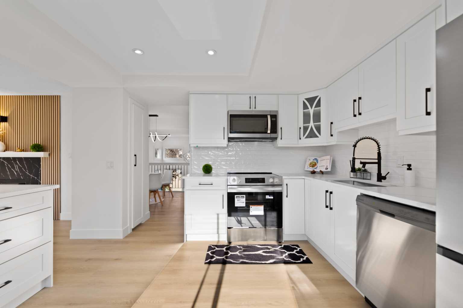 26 Glamis Gdns SW, Calgary, AB T3E 6S4