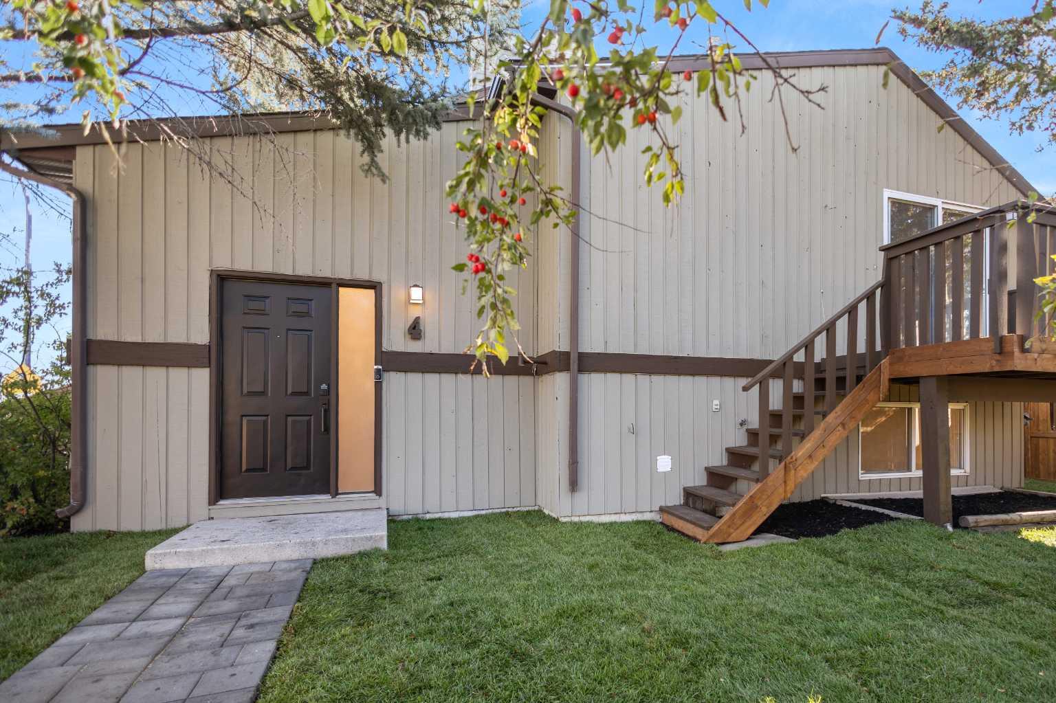 4 Cedarwood Rise SW, Calgary, AB T2W 3H9