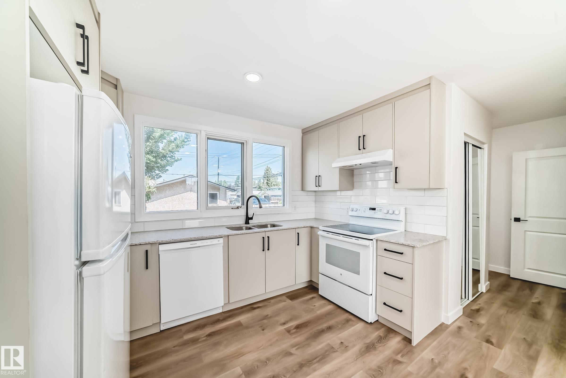 132 Av Nw Unit 10820 Ave, Edmonton, AB T5E 0Z6