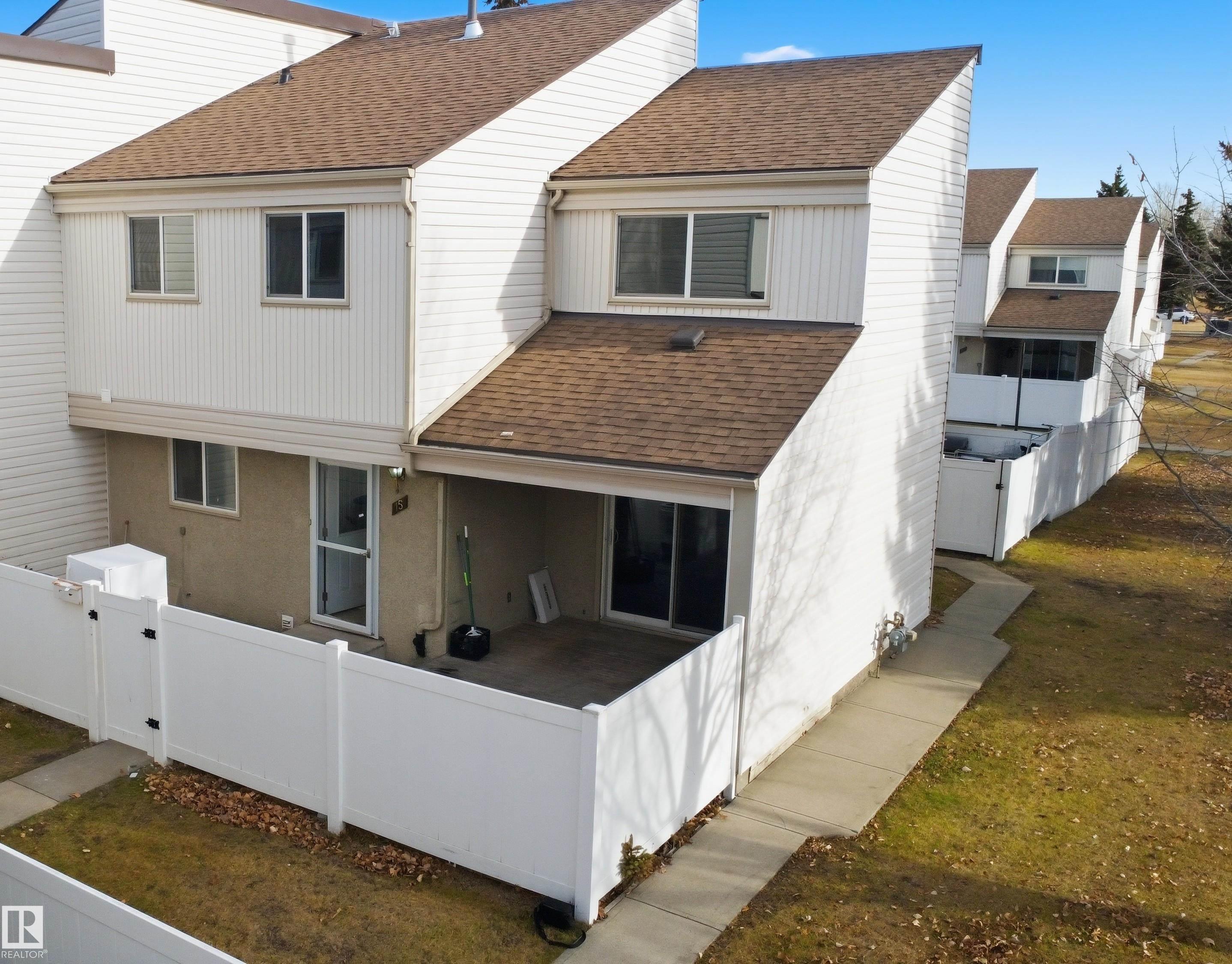 15 Woodvale Vg NW, Edmonton, AB T6L 1W4