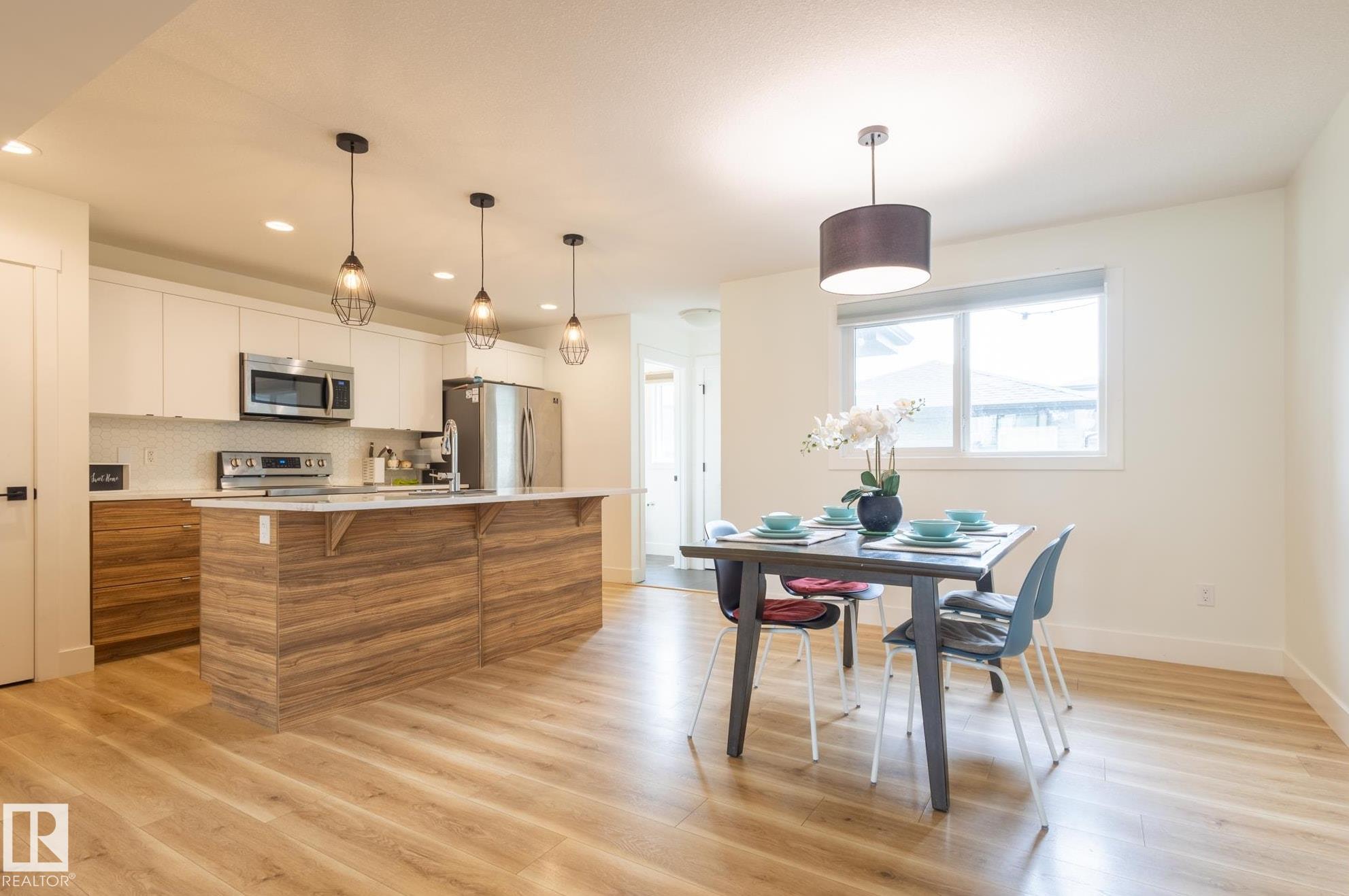 6481 King Wd Wynd SW, Edmonton, AB T6W 3Z9