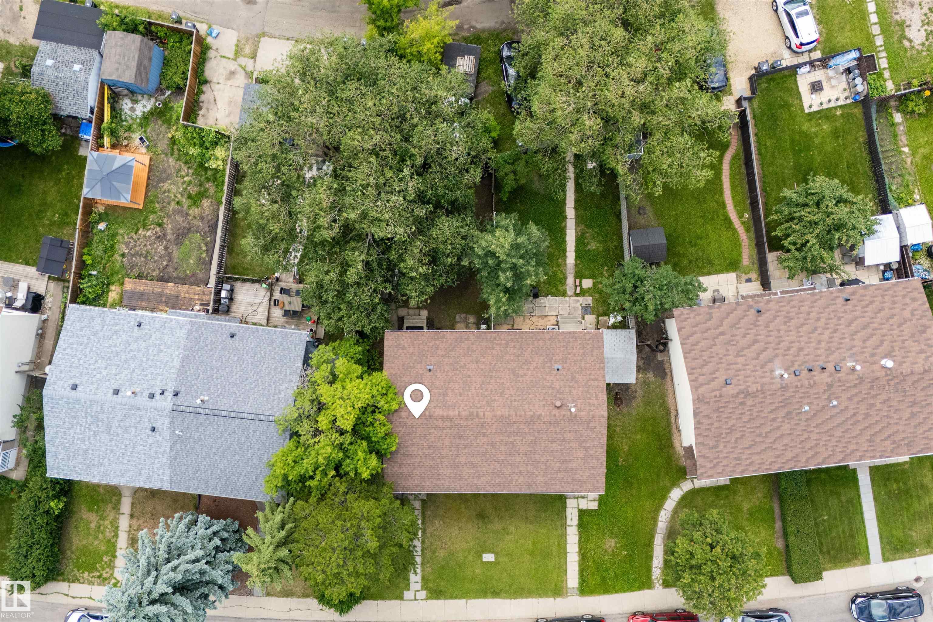 39 Av Nw Unit 11447 Ave, Edmonton, AB T6J 0M5