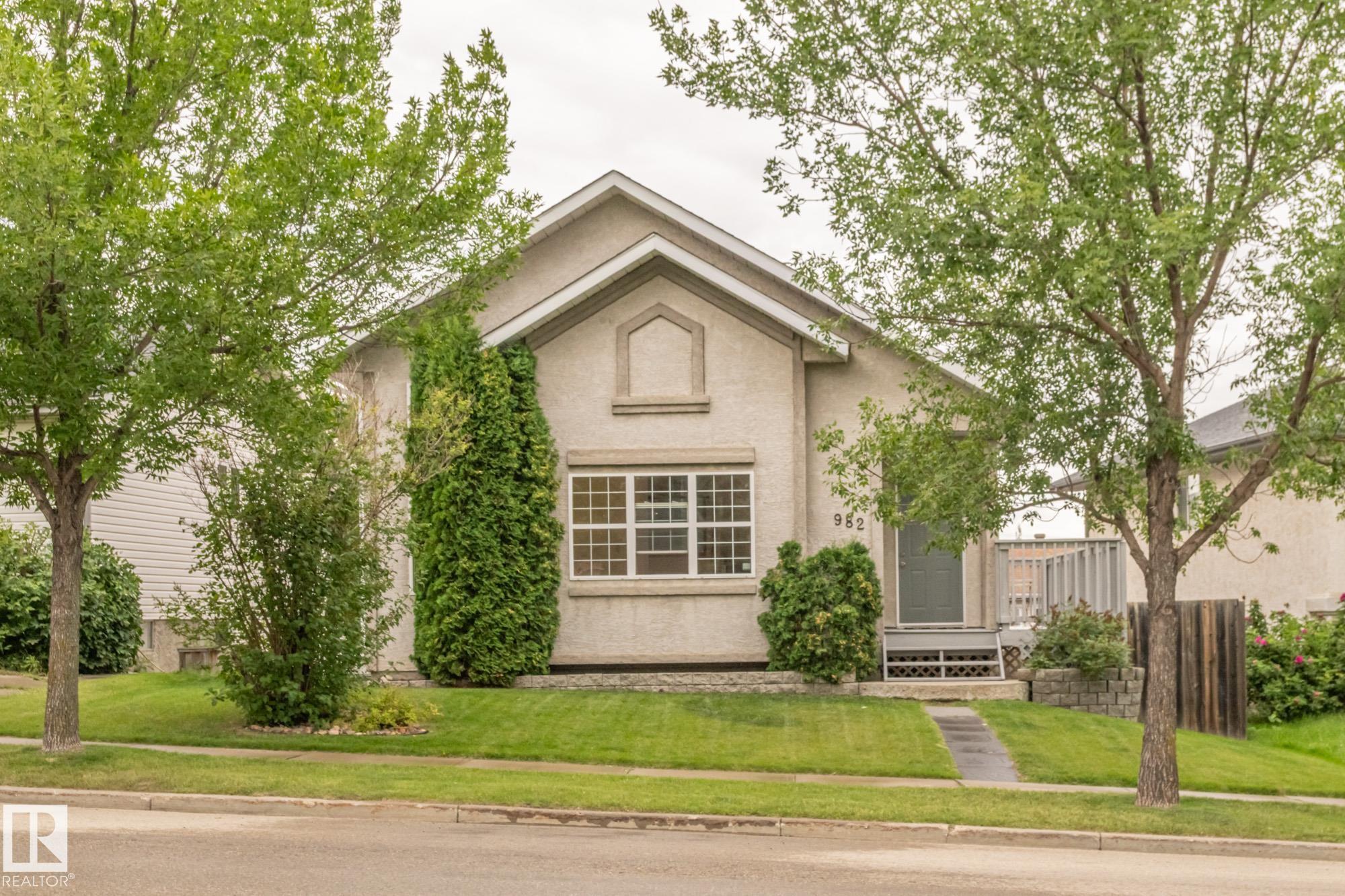 982 Jim Common Dr, Sherwood Park, AB T8H 1V1