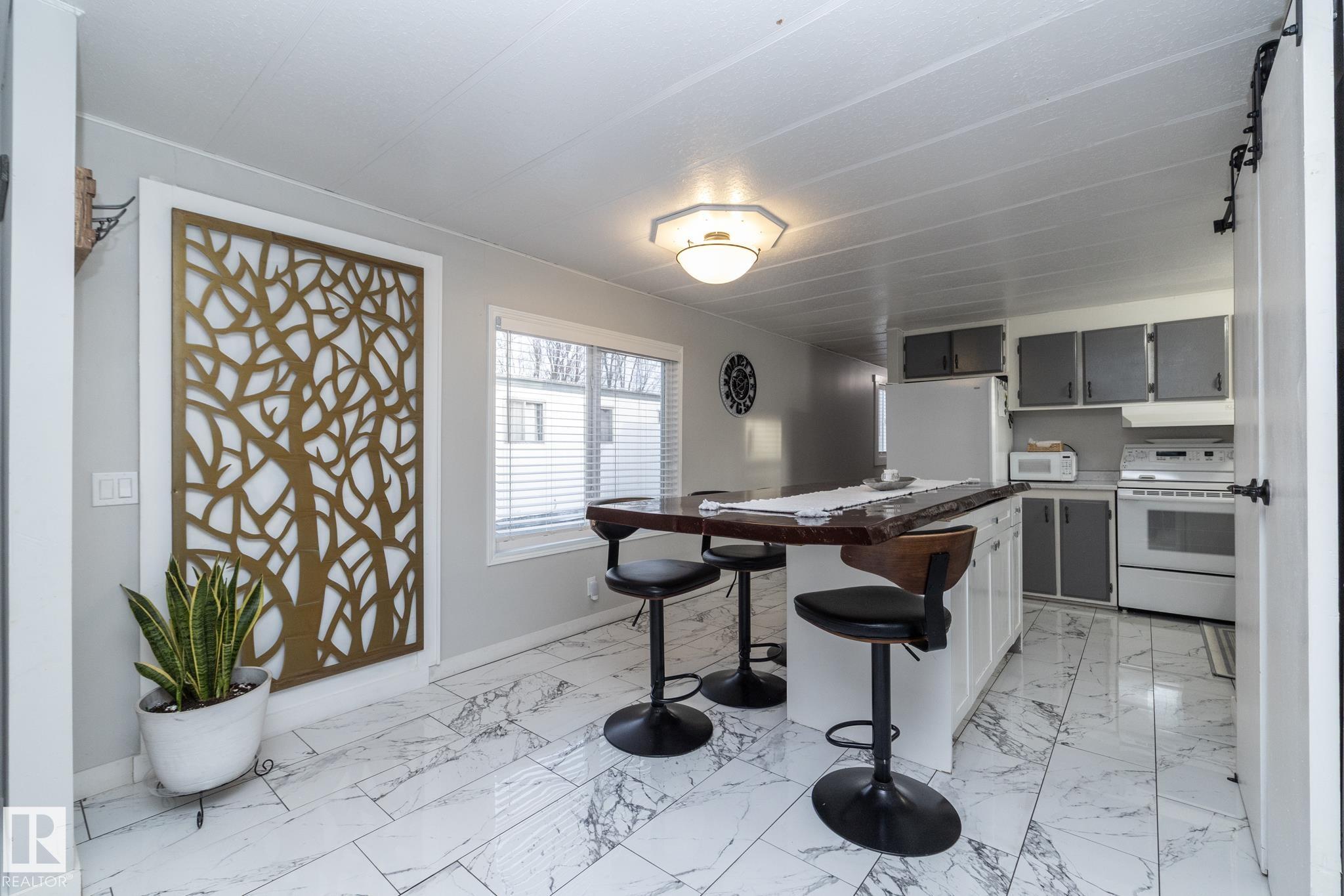 1011 W Mount Cr Cres NW, Edmonton, AB T5S 1T6