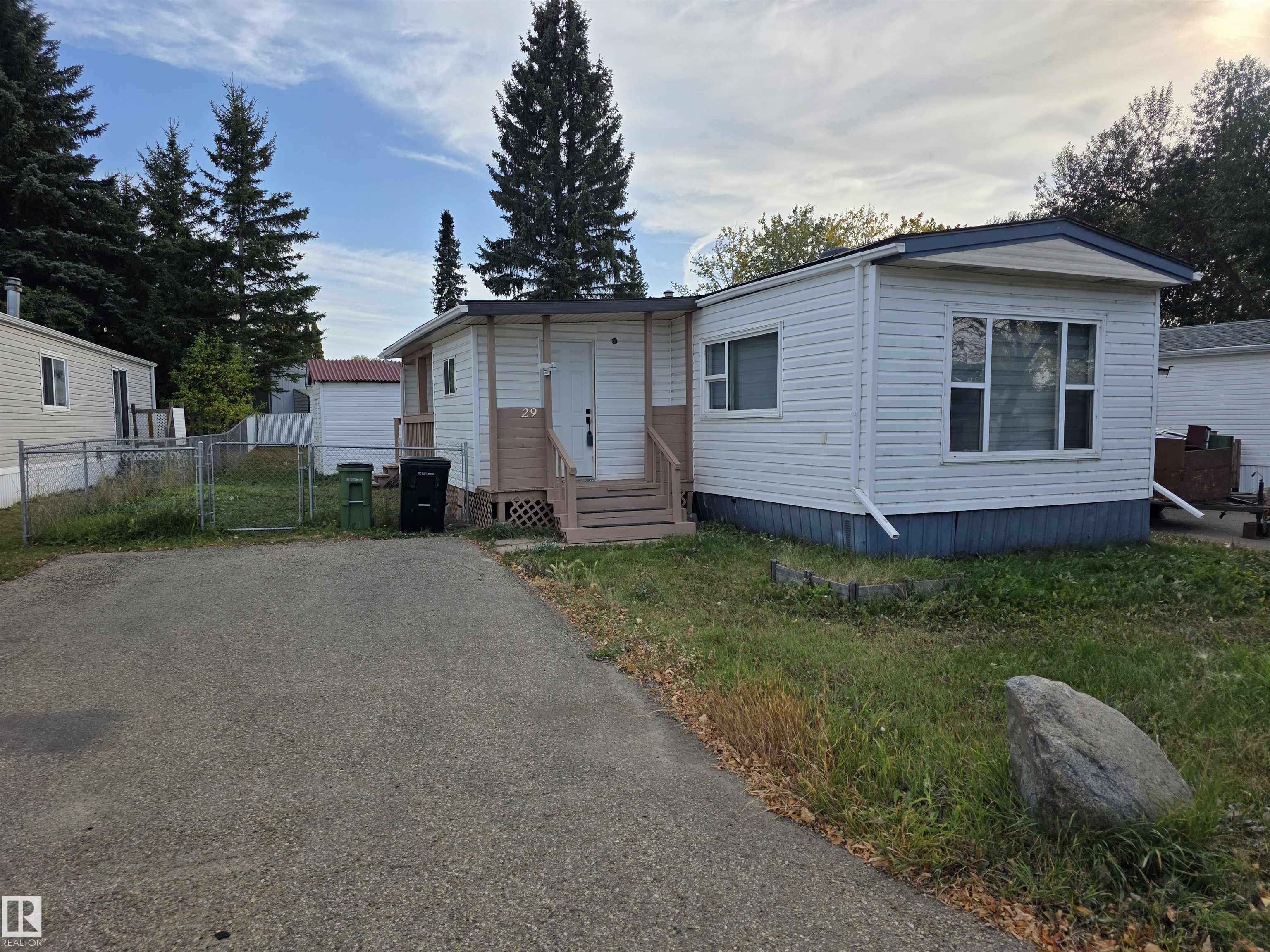29 Ridgeway Dr NW, Edmonton, AB T6P 1G4