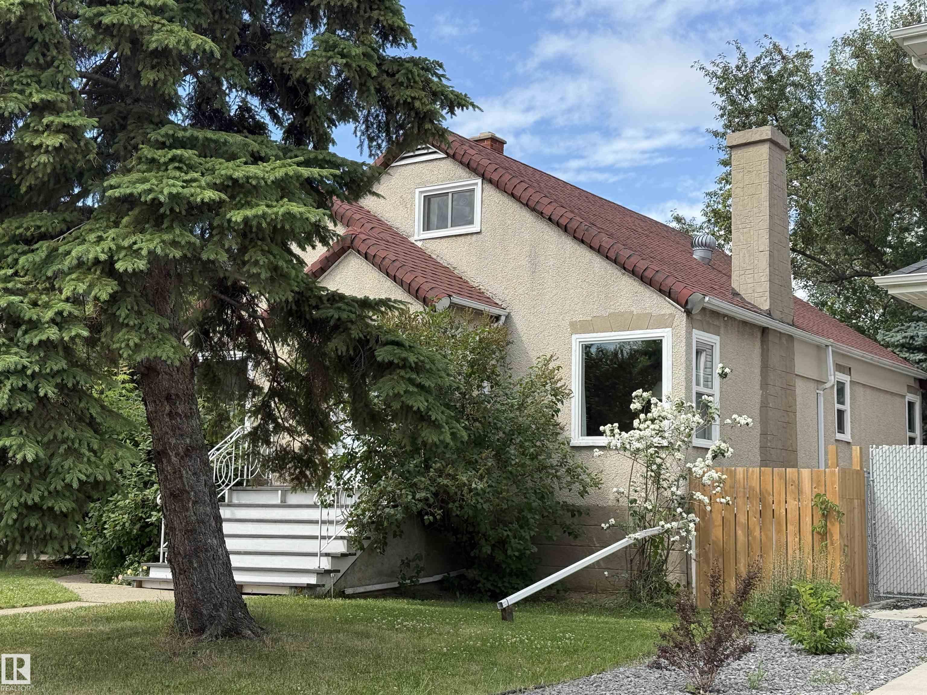 101 St Nw Unit 11522 St, Edmonton, AB T5G 0E9