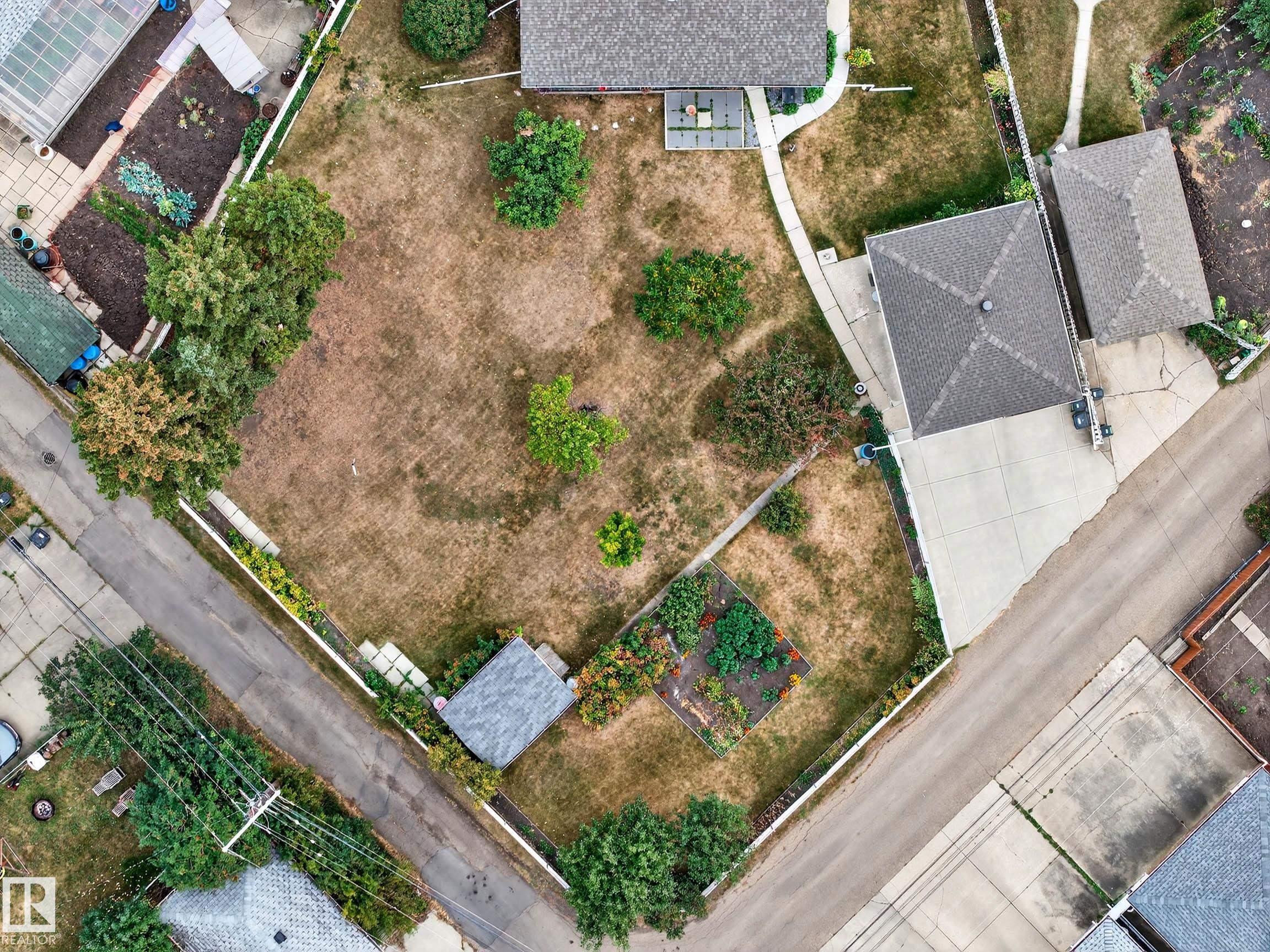 133 Av Nw Unit 10527 Ave, Edmonton, AB T5E 1E2