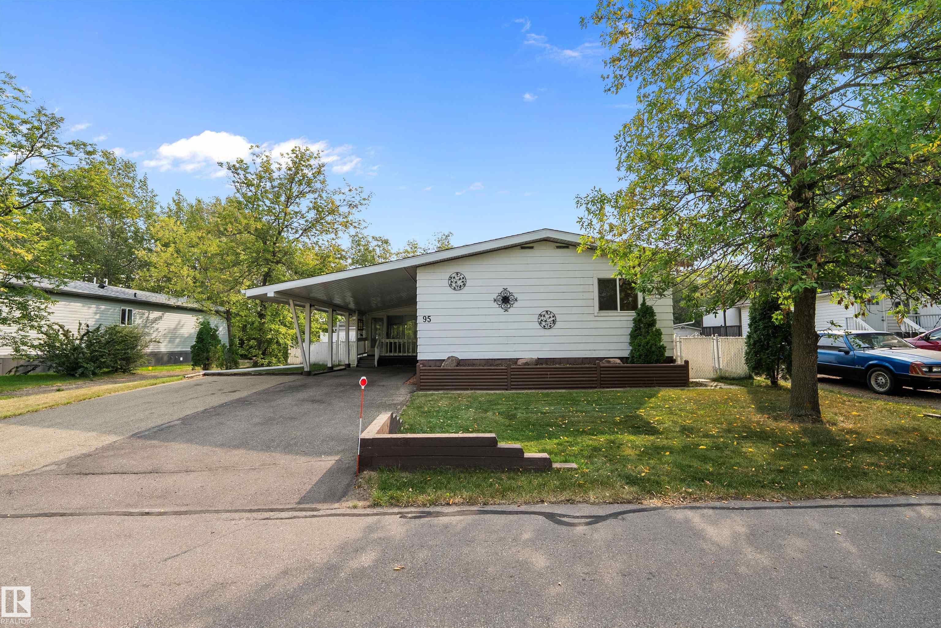 95 Ridgeway Dr NW, Edmonton, AB T6P 1G7