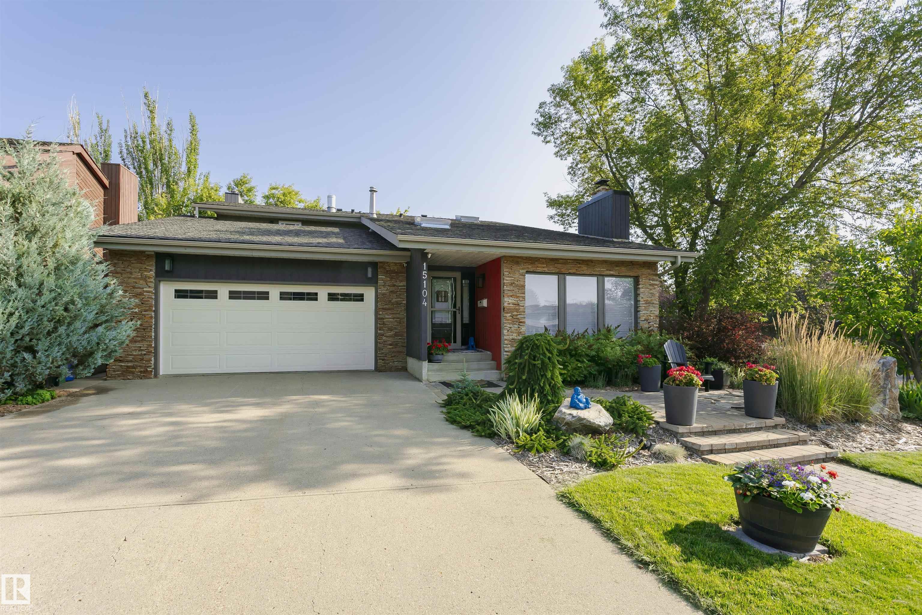 42 Av Nw Unit 15104 Ave, Edmonton, AB T6W 1A5