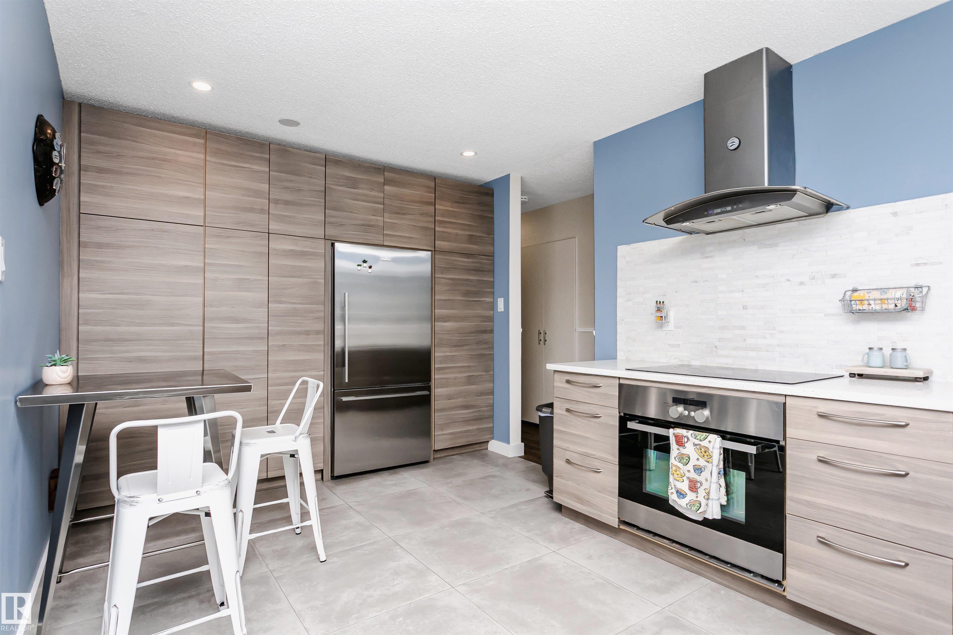 34 Av Nw Unit 10944 Ave #a, Edmonton, AB T6J 2V1