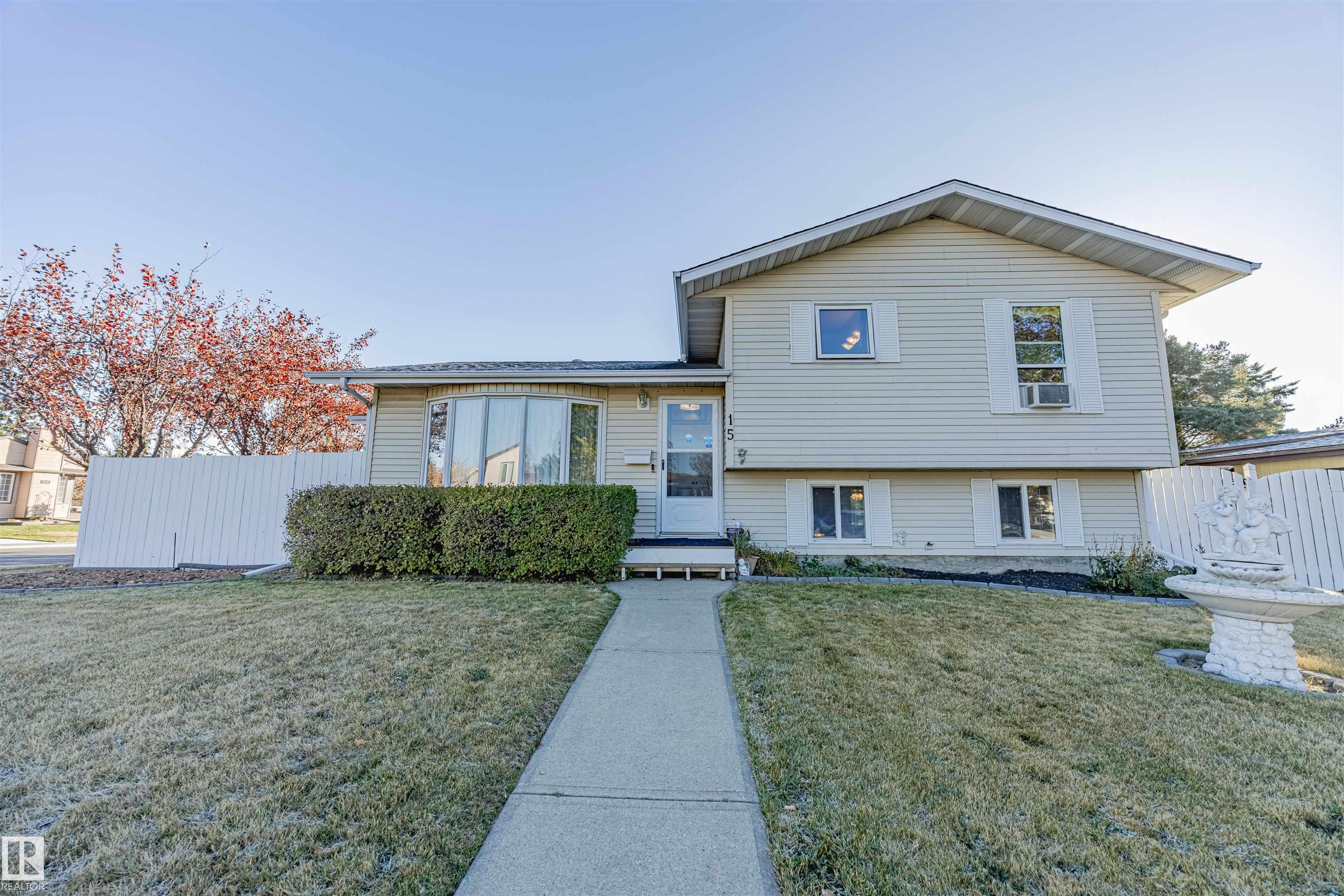 15 William Hustler Cr Cres NW, Edmonton, AB T5A 4C1