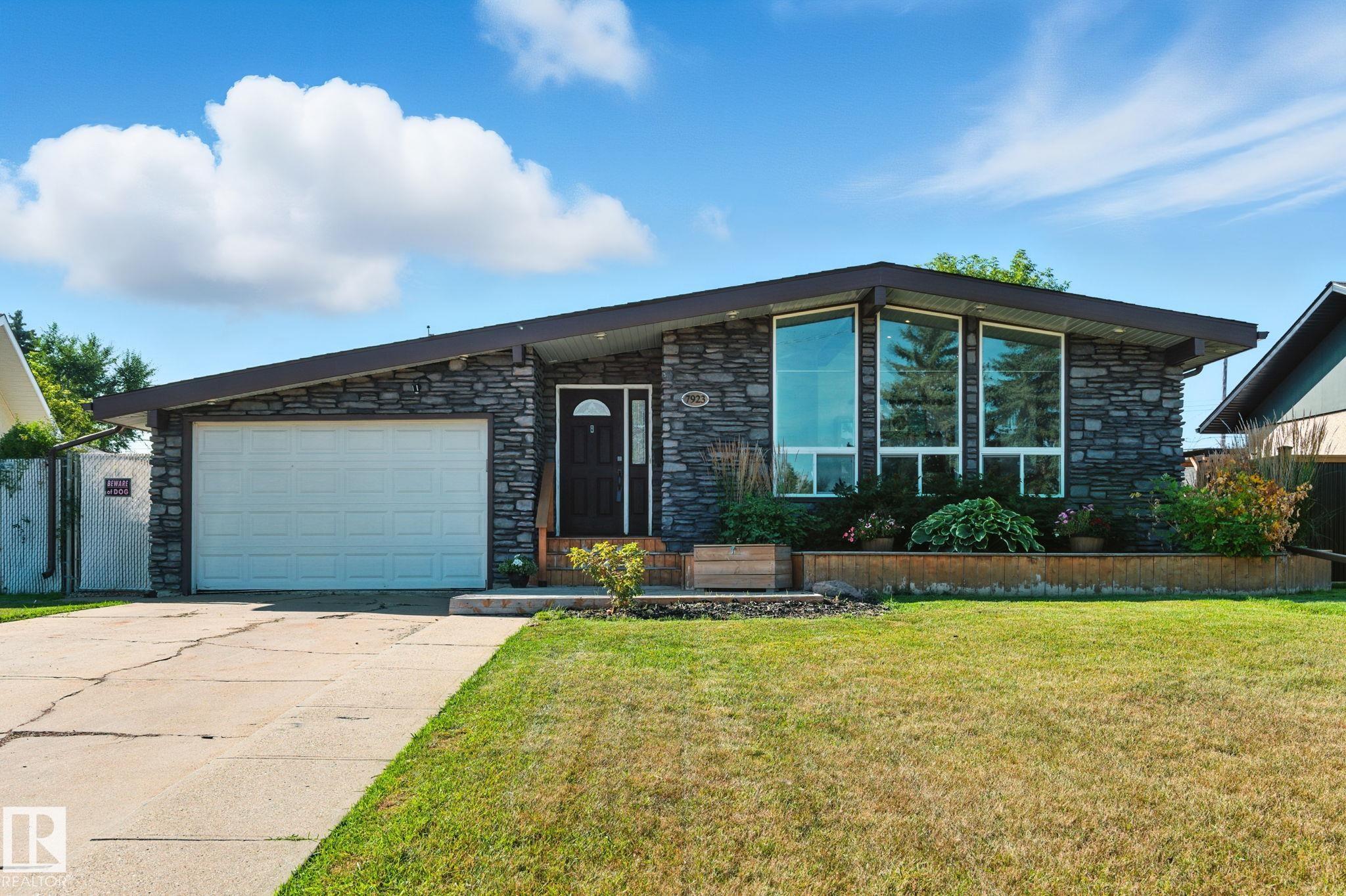 131 Av Nw Unit 7923 Ave #a, Edmonton, AB T5C 2A2