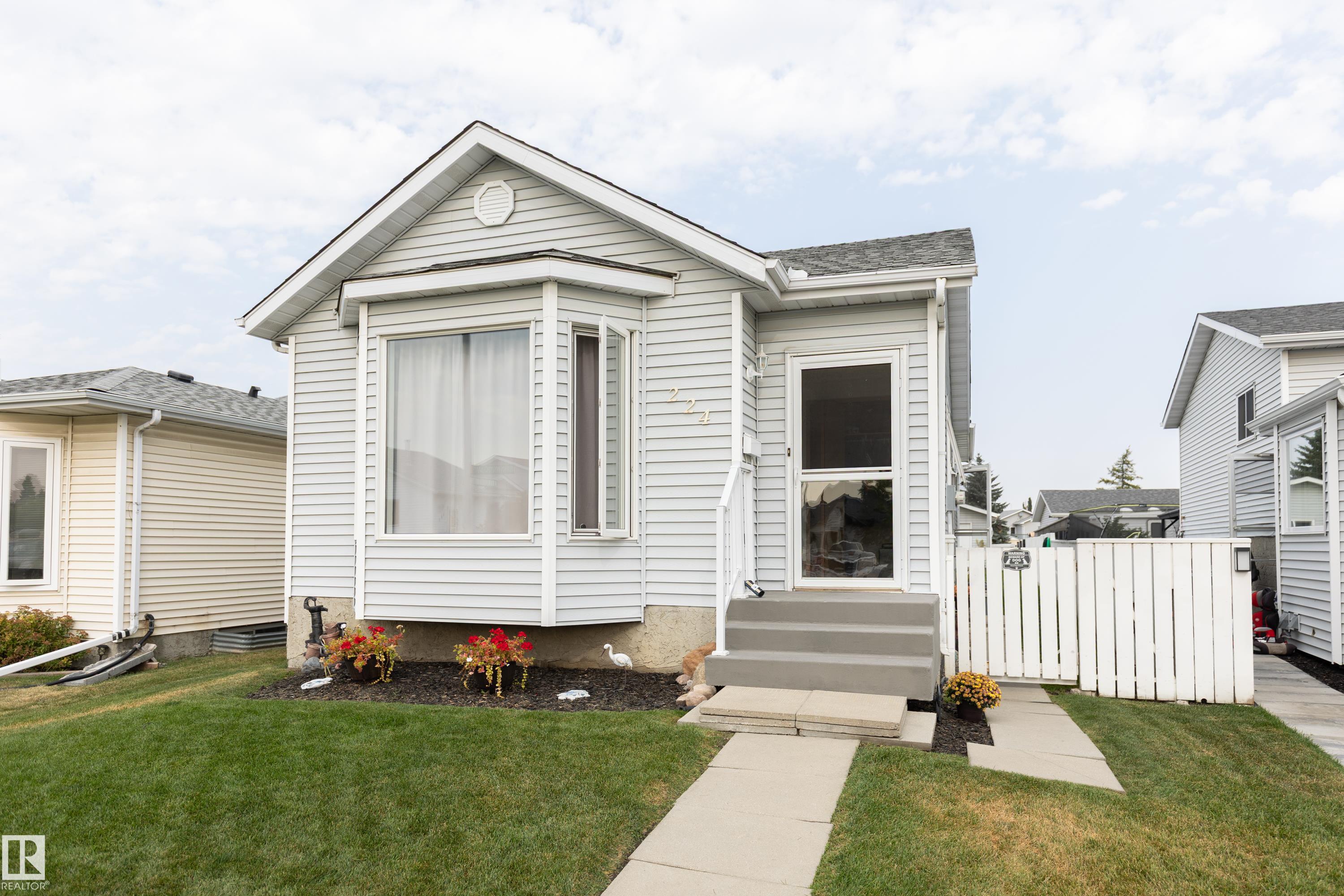224 Kirkwood Ave NW, Edmonton, AB T6L 5A8