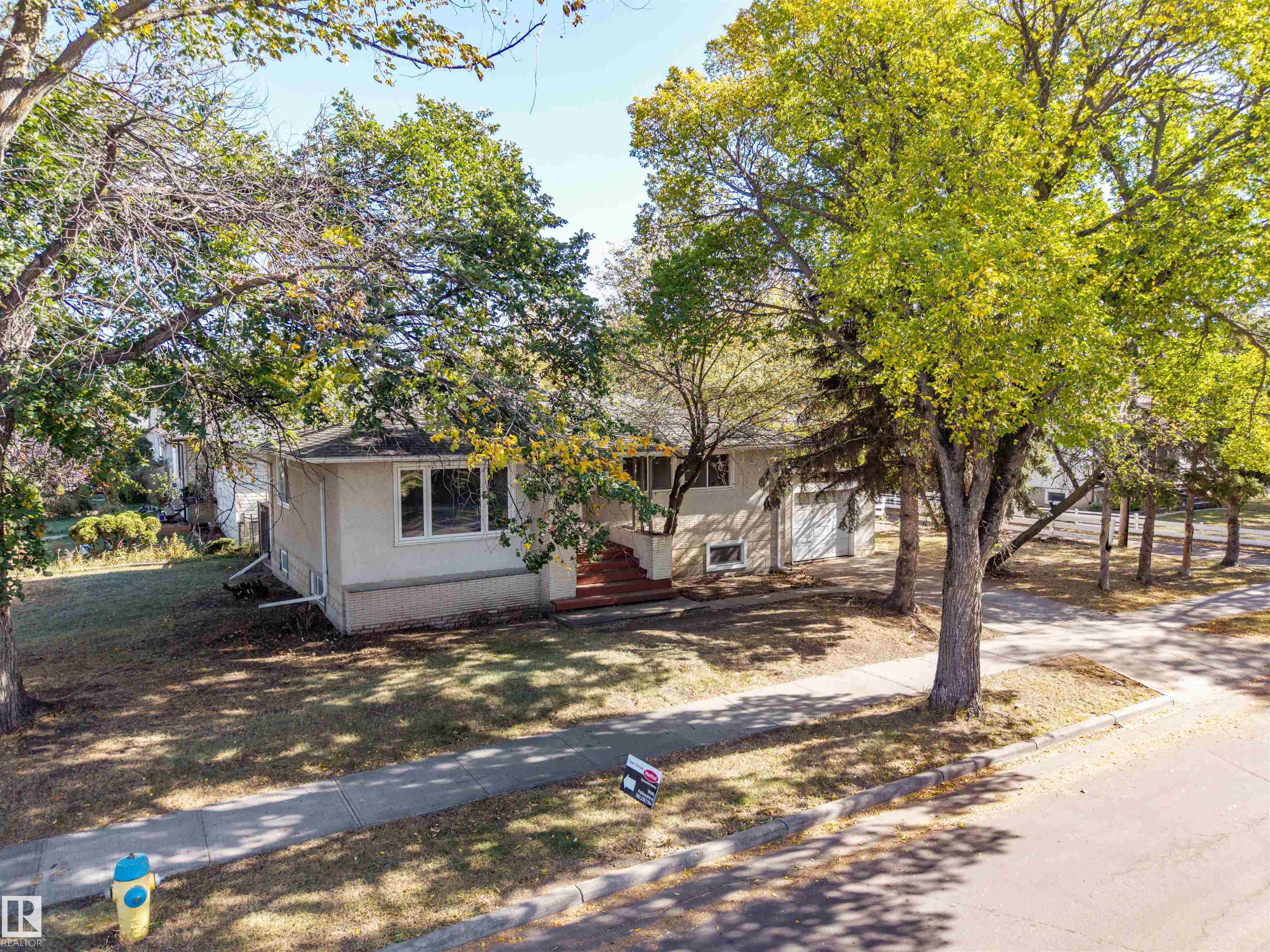 139 St Nw Unit 11715 St, Edmonton, AB T5M 1S2