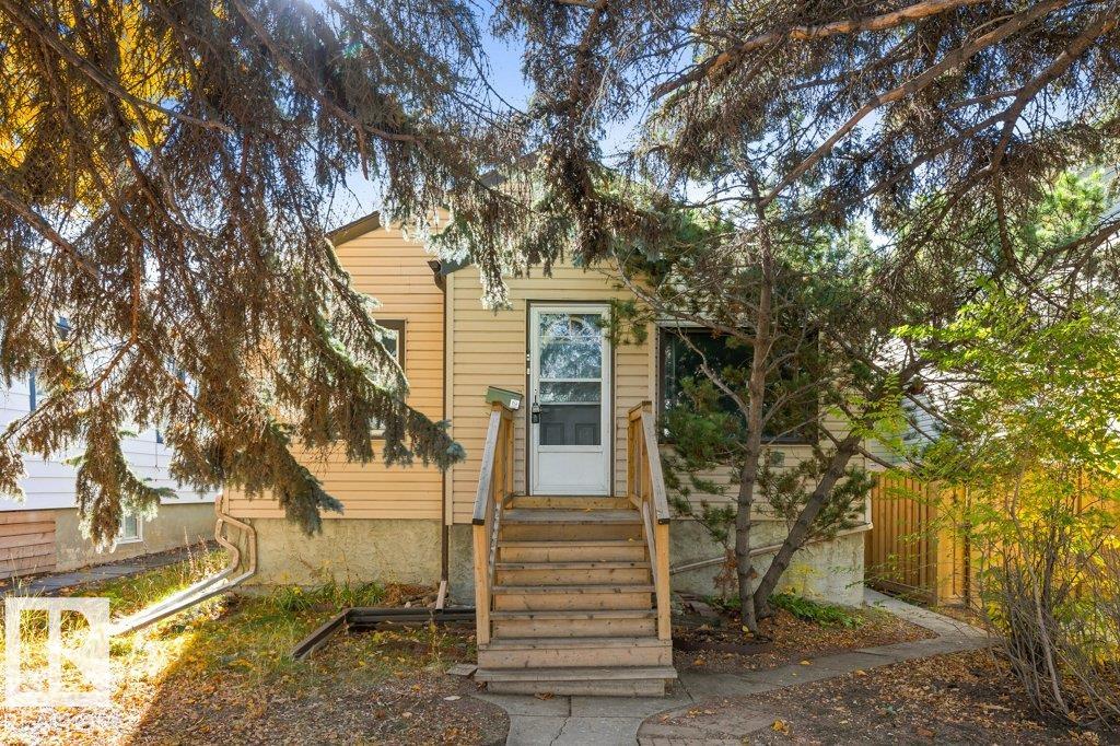 72 Av Nw Unit 10749 Ave, Edmonton, AB T6E 1A2