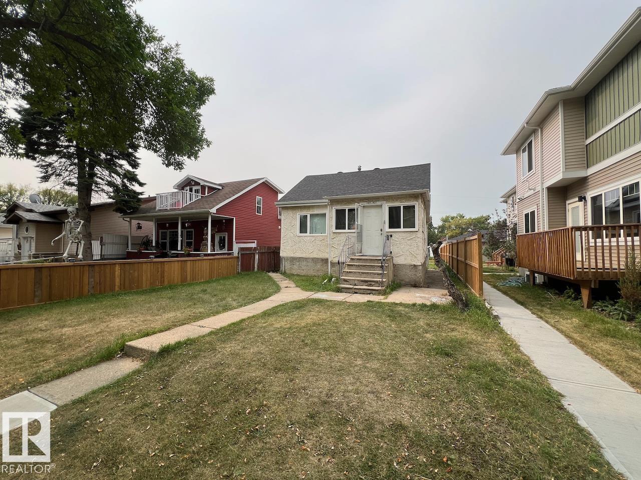 86 St Nw Unit 11942 St, Edmonton, AB T5B 3K2
