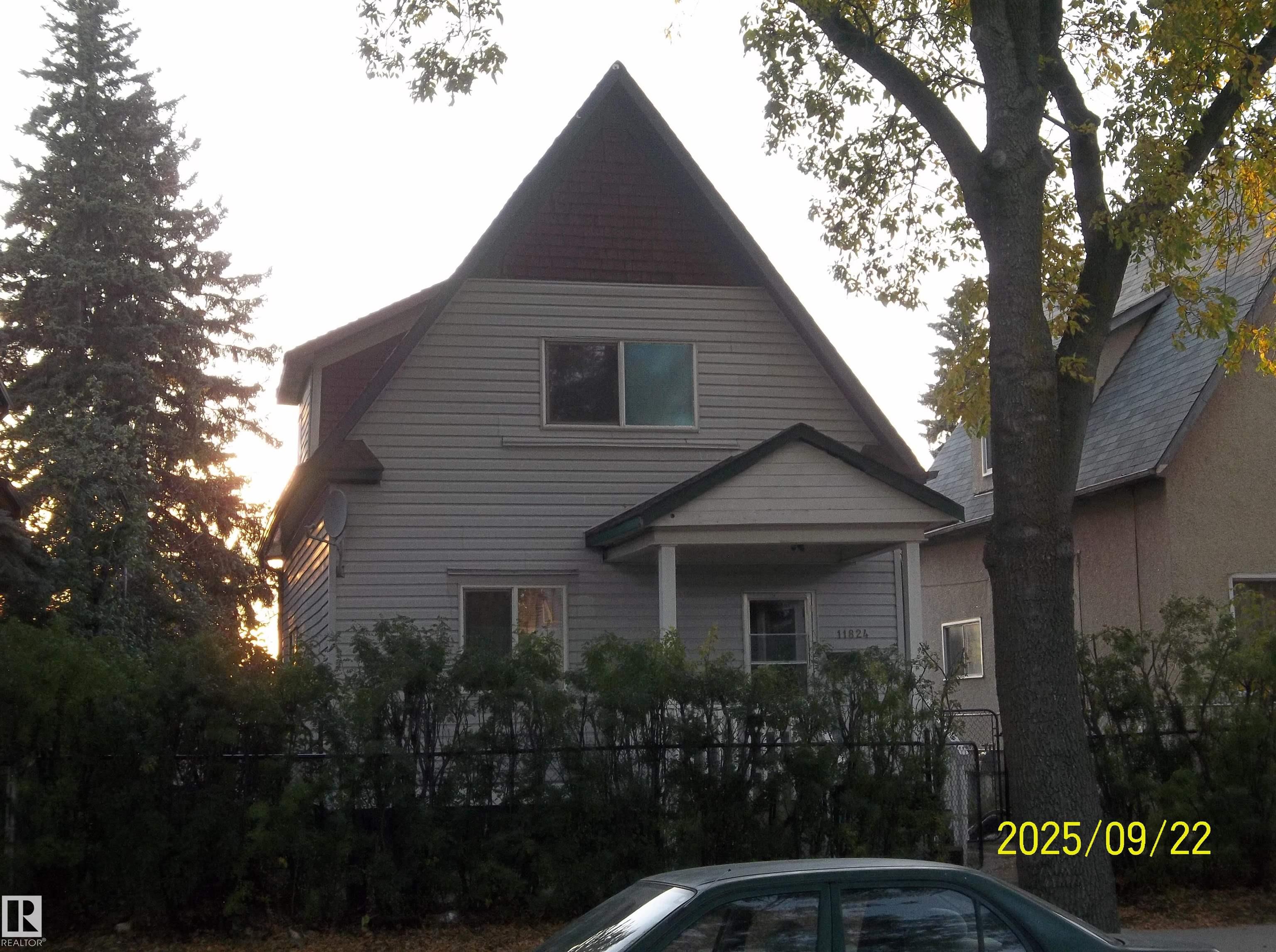 79 St Nw Unit 11824 St, Edmonton, AB T5B 2L1
