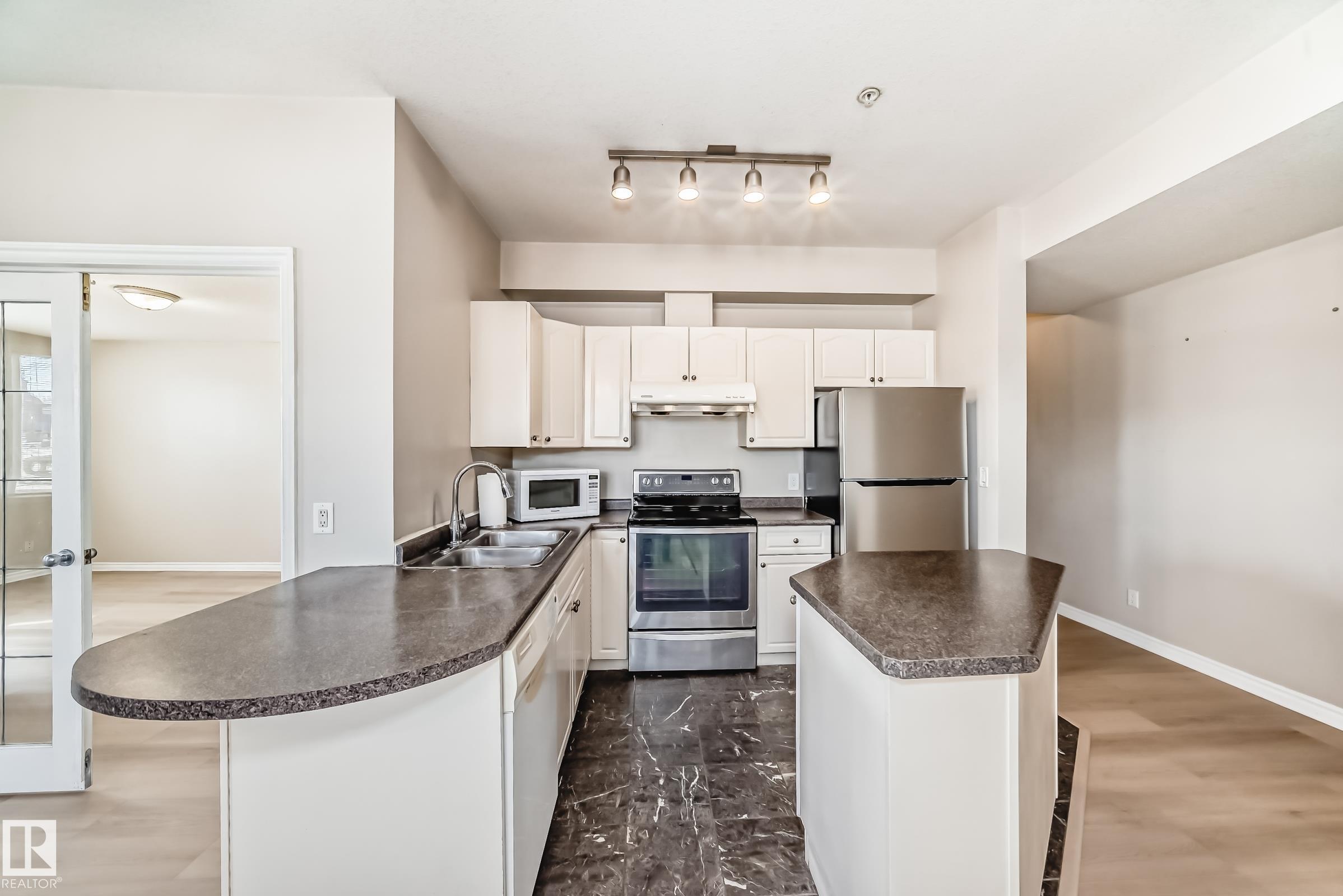 10346 117 Street Northwest #101, Edmonton, AB T5K 2Y7